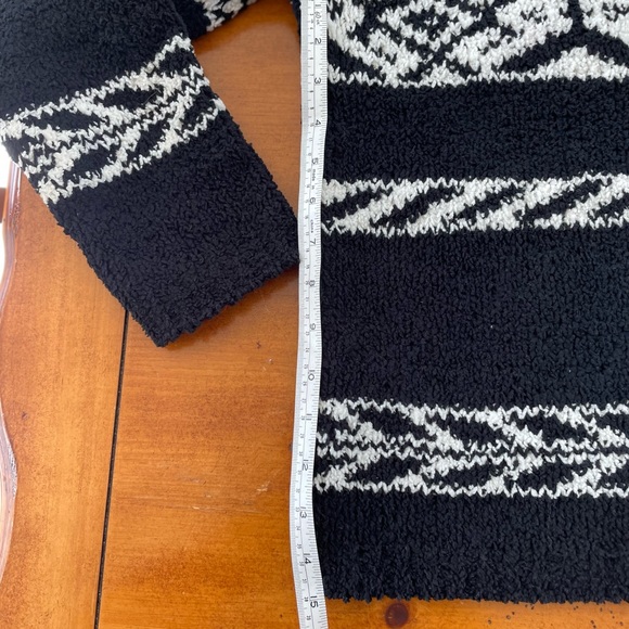 Yarnworks Black and White polyester and acrylic Sweater. Size Medium. - Picture 6 of 11